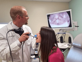 Як ларингоскопія допомагає виявити рак голосових зв'язок?