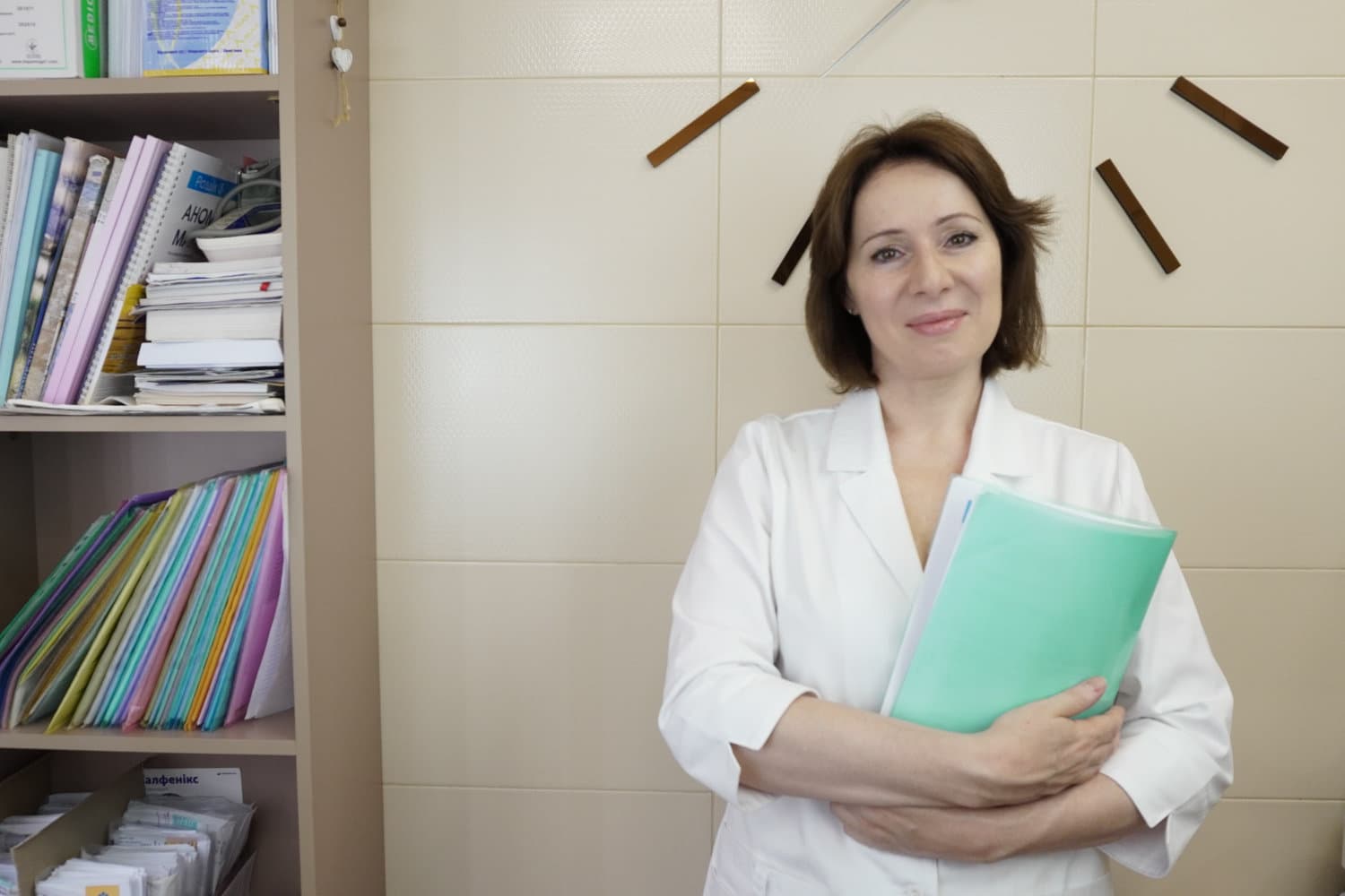 Врач-гинеколог Яременко Ирина Владимировна принимает пациентку в кабинете в Харькове, внимательная консультация без очередей