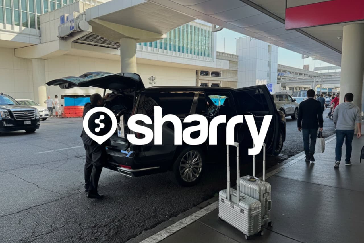 логтип і назва компанії Sharry на фоні чорного мікроавтобусу з відкритим багажником